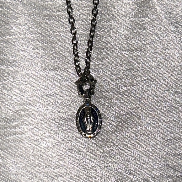 Virgin Mary charm and chain - Picture 5 of 5